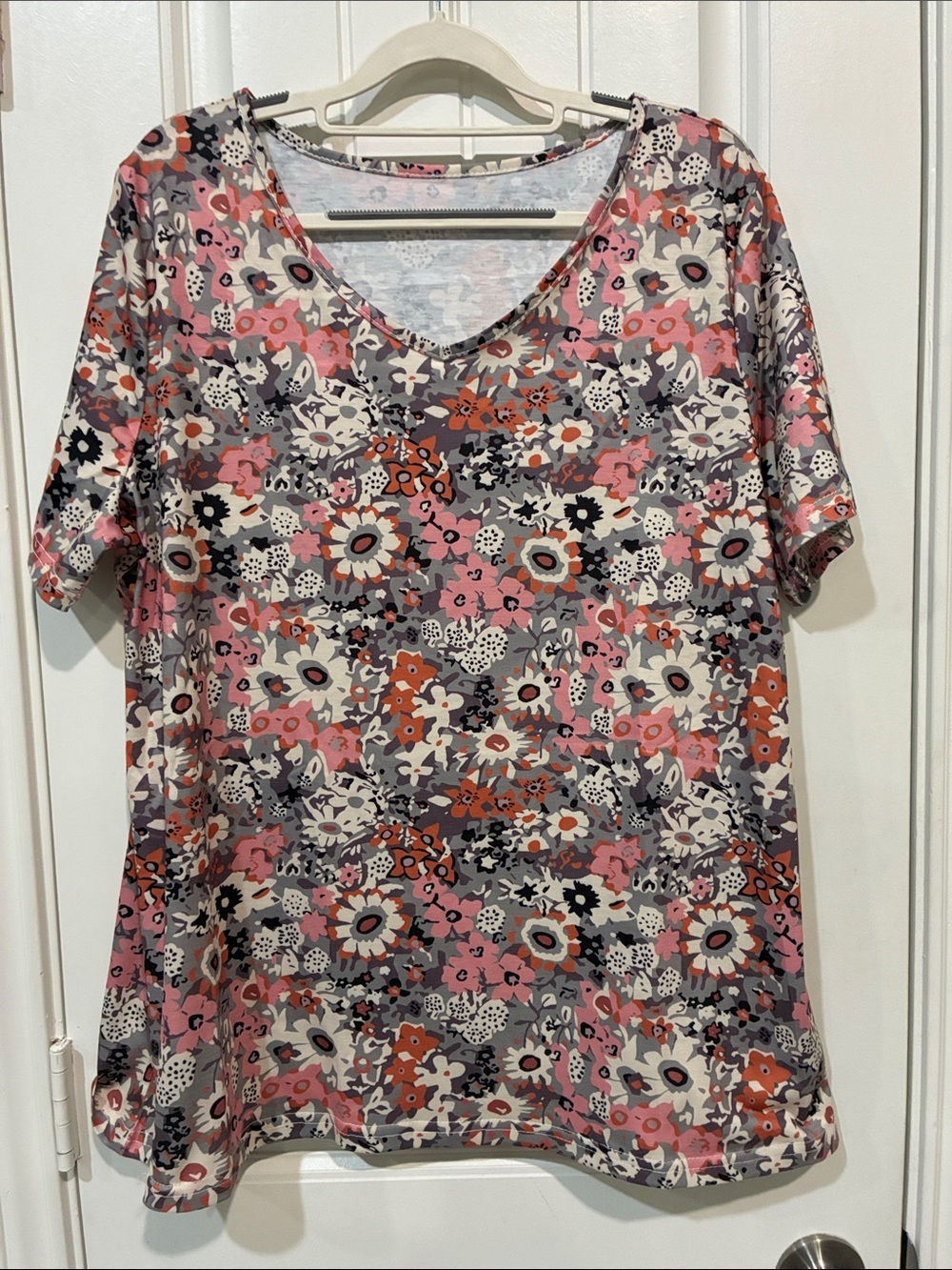 Women's Short Sleeve V-Neck Floral Tee - Pink Multi